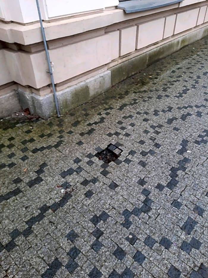 Dobrý den, chybějící kostky  v dlažbě byly doplněny. Děkujeme za podnět.