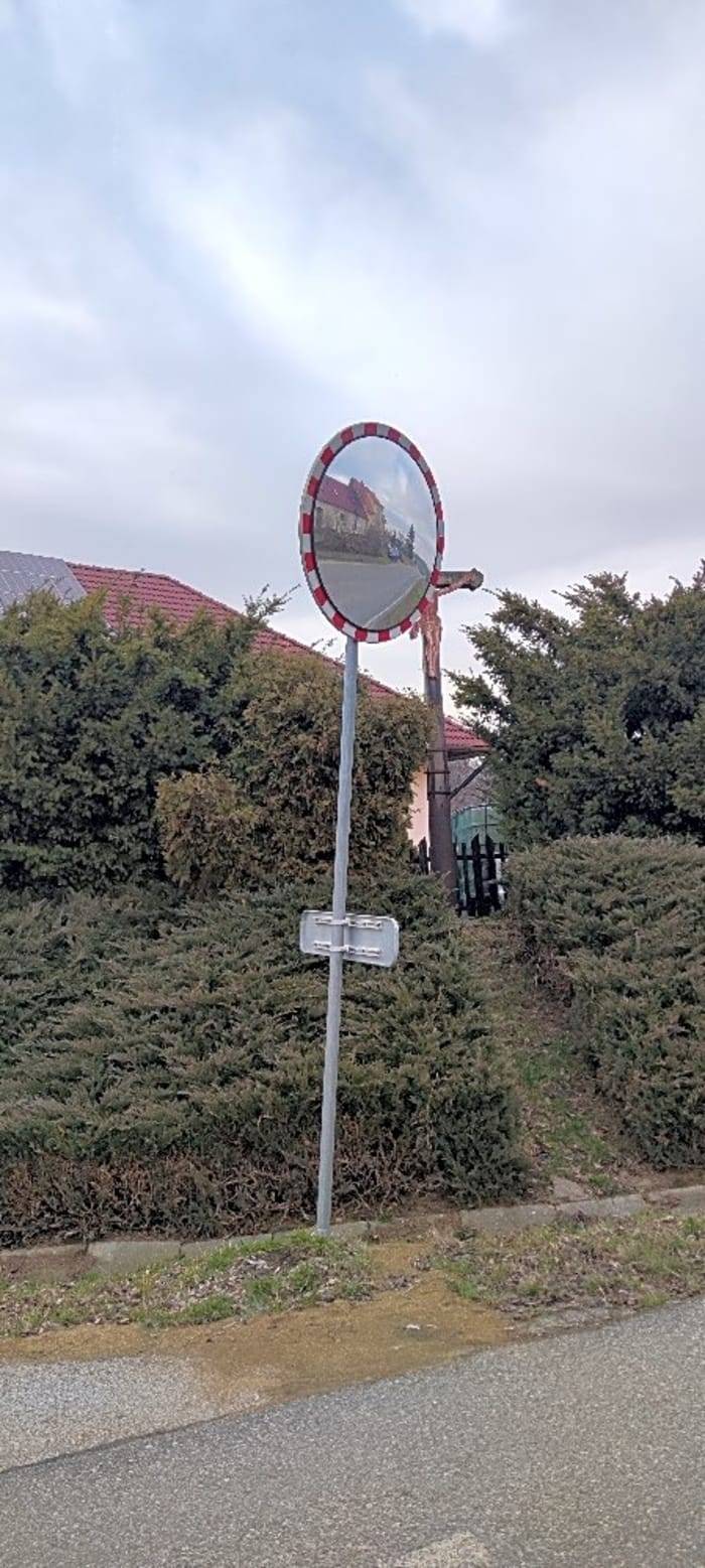Zrcadlo bylo v den nahlášení přetočeno a opraveno