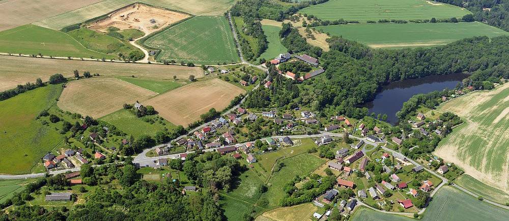 Vážení spoluobčané,
 
od pátku 19. 4. bude na návsi u autobusové zastávky přistaven kontejner na komunální odpad.
V sobotu 20. 4. proběhne brigáda na úklid okolí obce - sbírání odpadků z příkopů a černých skládek. Všichni dobrovolníci jsou vítáni. Sraz v 9 h taktéž na návsi.
V neděli 21. 4. v 8:45 proběhne na stejném místě svoz nebezpečného odpadu.
Služby odvozu odpadu mohou využít občané, kteří mají řádně zaplacené poplatky za odpad za letošní rok.
 
Děkujeme za spolupráci,
obec Ujkovice