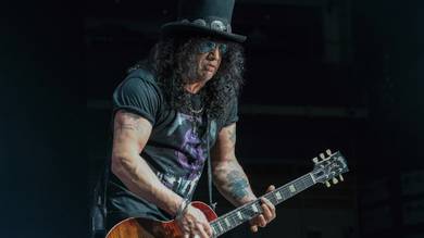 Guns N' Roses se „snaží” natočit nové album, prozradil Slash