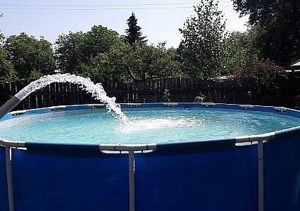 Žádáme a upozorňujeme majitele bazénů, že plánované napouštění a větší odběry vody je nutno nahlásit v dostatečném předstihu panu Vlastimilu Binderovi na tel. čísle 606 509 949. Zabrání se tak zhoršení kvality vody a výpadkům dodávky vody ostatním občanům obce. Děkujeme za pochopení a spolupráci.