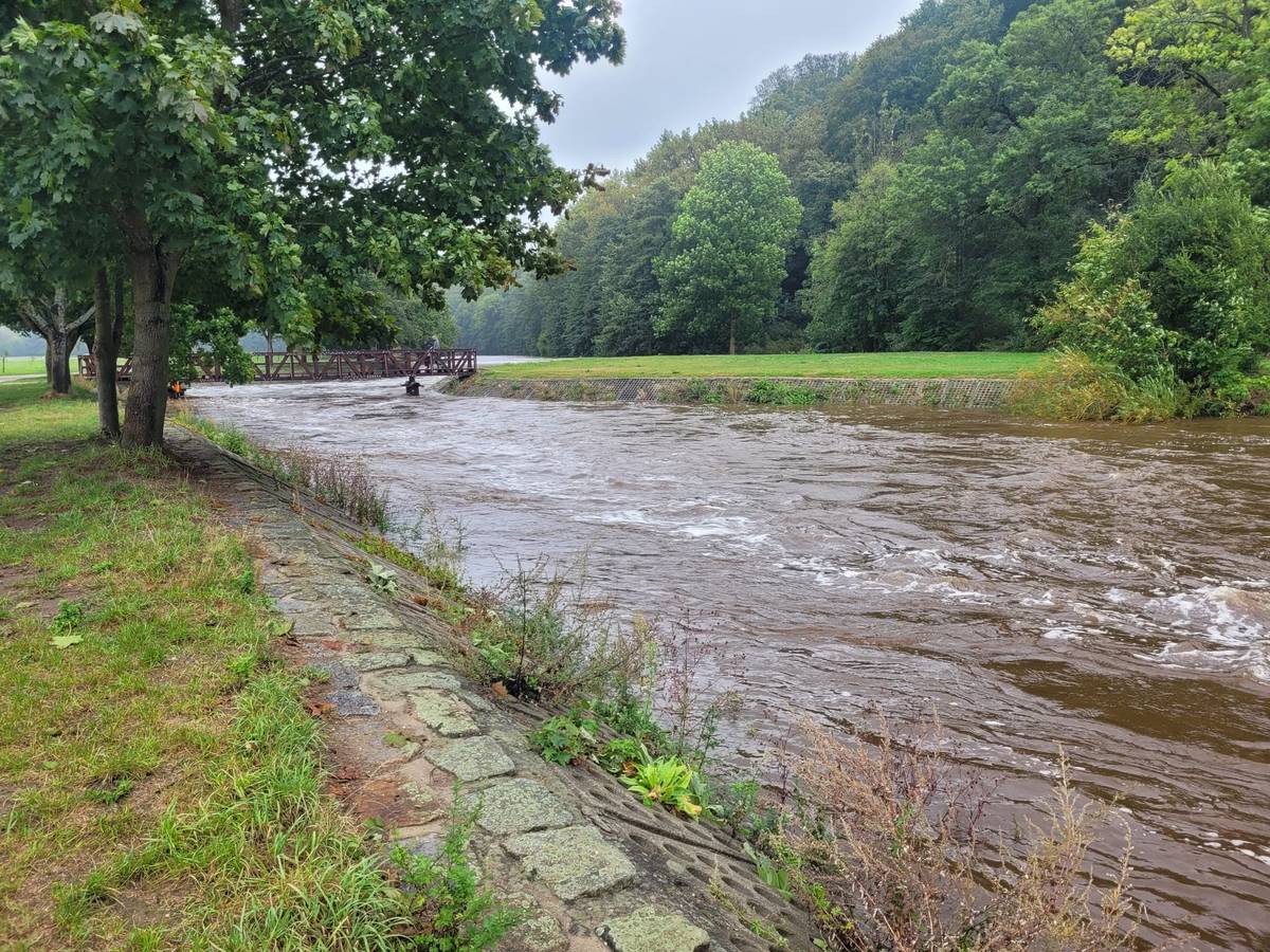Vážení spoluobčané,
stav Jizery v Dolánkách, u Shořalého mlýna a v Nudvojovicích na fotografiích i videu aktuálně na sociálních sítích města - facebook nebo instagram.
⚠️ Doporučujeme obyvatelům nejníže položených míst, aby vyparkovali auta, vyklidili garáže i další přízemní prostory - Loužek, Dolánky, Nudvojovice. Další území města zatím ohroženo není.
Na Stebence, Libuňce i Odolenovickém potoce trvá normální stav!
Dbejte zvýšené opatrnosti, neriskujte zbytečně! Omezte pohyb přímo u řeky a také v lese nebo parcích. nepraktikujte povodňovou turistiku. Evidujeme spadlé nebo poškozené stromy, stále platí výstraha před silným větrem.
Další informace po odpoledním jednání povodňové komise.
Více také zde.