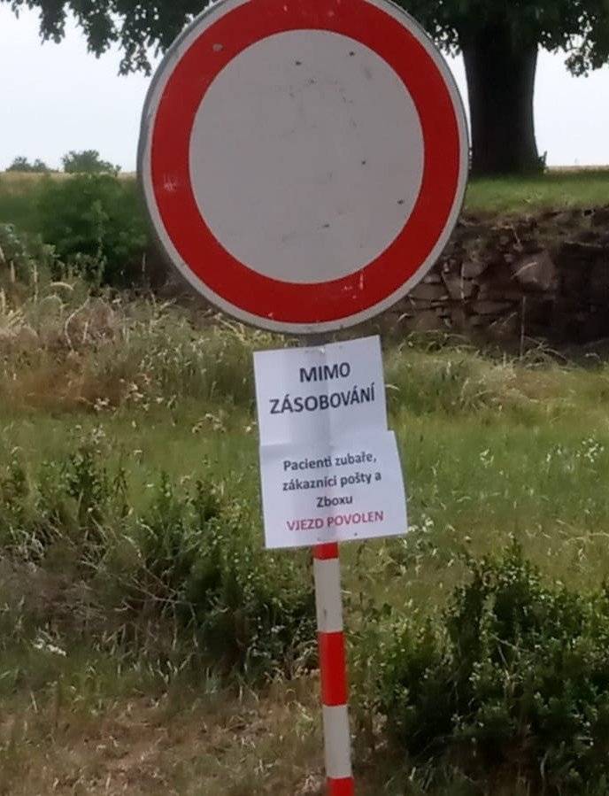 Od dnešního dne 18. září nevydáváme povolení ke vjezdu do Obce Loděnice. Obě polní cesty slouží pouze pro občany Loděnic, nebo pro ty, kterým už bylo povolení k vjezdu vydáno. 
Pacienti zubaře, návštěvníci pošty, úřadu a Zboxu mohou využívat polní cestu od šumické k obecnímu úřadu, s vyznačenou výjimkou. 
Ostatní musí jezdit objízdnou trasou značenou oranžovou šipkou.
Dopravní policie byla informována a bude provádět kontroly.