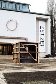 Snímek z výstavy Martina Zeta nazvané Sochař Miloš Zet – Zdi, sokly a makety v Domě umění města Brno.