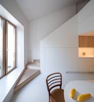 Z jídelny se dá velkoformátovými dveřmi vstoupit na modřínovou terasu, po schodech se člověk dostane do prvního patra.