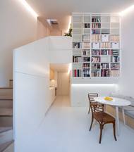 Architekti museli už hotový návrh přizpůsobit potřebám rodině, ale zároveň zůstat u idey bytů pro více rodin, která dá v budoucnu majiteli možnost prostor pronajmout anebo využít k vícegeneračnímu bydlení.