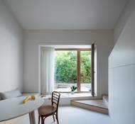 "Nejdříve to vypadalo, že ani nemá v plánu v domě bydlet. Ale projekt zrál několik let, a když jsme započali rekonstrukci, náš klient se oženil, založil rodinu a rozhodl se nemovitost sám užívat," vysvětlují autoři návrhu Markéta Zdebská a Marek Žáček ze studia BY architects.