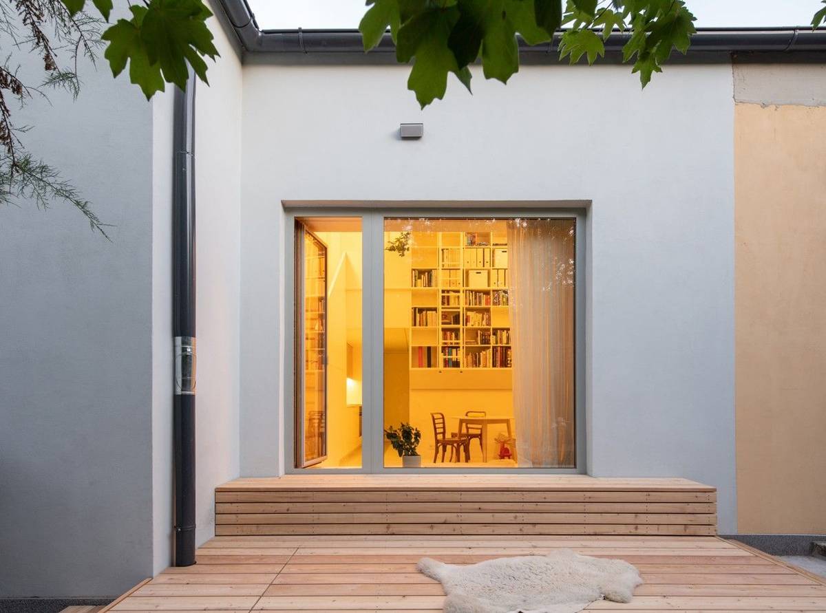 Menší dům v Praze si pořídil architekt a designér pro ubytování svých přátel a na dlouhodobé pronájmy. Prostor, který měl více úrovní a velikost 120 metrů čtverečních, chtěl za pomocí studia BY architects rozdělit na více bytů dostupných k pronájmu.