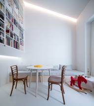 "Učesali jsme poměrně komplikovanou situaci tak, aby všichni získali dostatek potřebného prostoru... Vznikly tři jednotky spojené předsíní. Dvě s vlastním minimálním zázemím – jedna garsoniéra a jeden mezonetový prostor na třech úrovních. Třetí jednotka je domovem rodiny investora," říkají architekti.