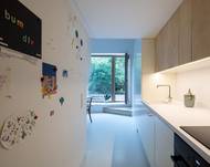 Byt pro rodinu má obývací pokoj, toaletu a koupelnu, kuchyň se spižírnou a prádelnu.