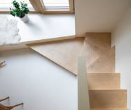 "Schodiště je tvarované tak, aby sloužilo nejen jako spojnice do druhého podlaží, ale i pro výstup ven," upřesňuje Markéta Zdebská.