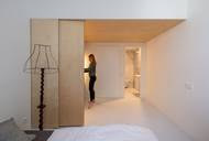 "Vzhledem k velkému převýšení neubralo ani další dělení jednotlivým prostorám na atraktivitě," říkají autoři přestavby, kteří v domě využili každý centimetr.