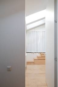 V horním patře je ložnice s manželskou postelí, dětský pokoj a pracovna.