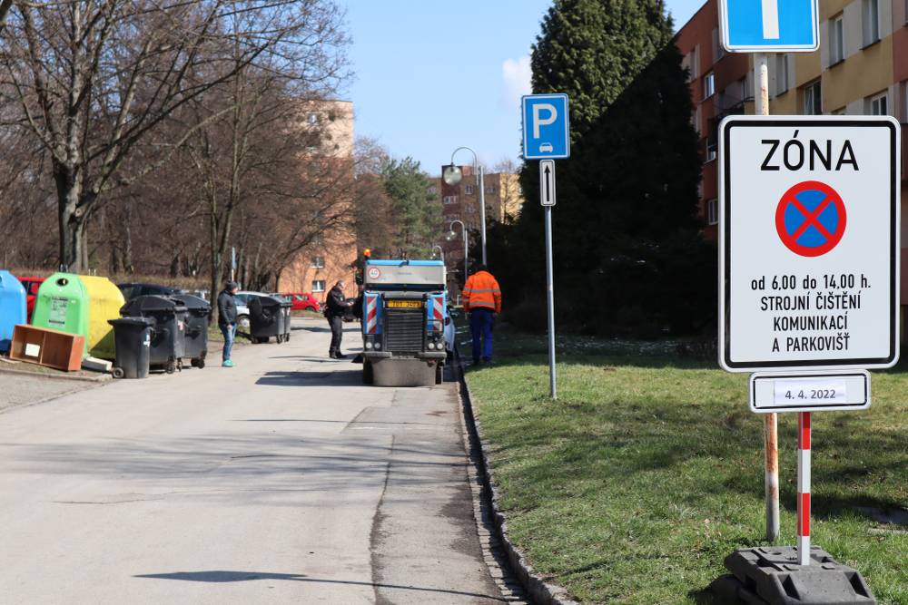 Jelikož se blíží jaro, chystá město ve spolupráci se společností SMO strojní čištění po zimě, a to v období od konce března až po konec května. Je třeba odstranit zbytky posypového materiálu, listí a prach ve městě.
Za běžného provozu je prakticky nemožné práce provádět, proto ve vybraných úsecích a s dostatečným předstihem upo...