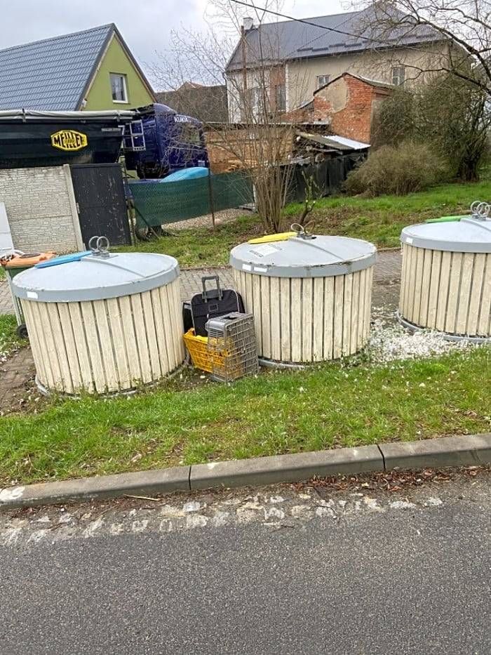 Odpad byl uklizen svozovou společností. Odkládání odpadů mimo určené odpadní nádoby se považuje za černou skládku a jedná se tedy o přestupek. V případě odhalení bude původce sankcionován. Rozměrné a nebezpečné odpady lze bezplatně odevzdávat ve sběrném dvoře v areálu technických služeb.