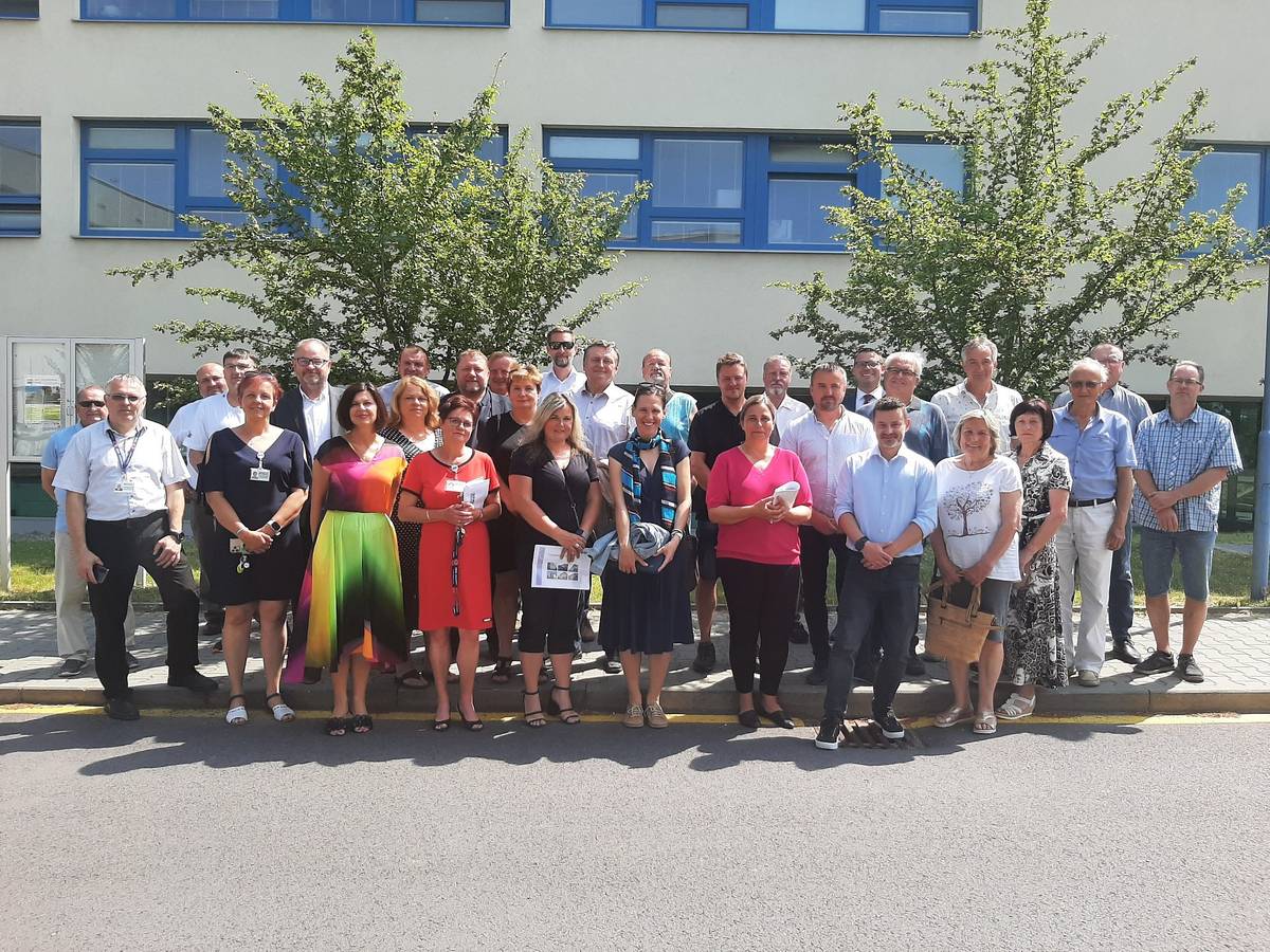 V úterý 20. června 2023 v 13.00 hodin navštívili Nemocnici Třebíč starostové třebíčského okresu. Vedení Nemocnice Třebíč poděkovalo starostkám a starostům za  dlouhodobou finanční podporu, které si vedení nemocnice velmi váží. Ředitelka nemocnice Ing. Eva Tomášová současně informovala starosty o ...více zde.