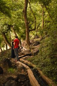 Kolář připomíná i vodní kanály v samotných horách, kde podle něj funguje systém postupného zavlažování polí. "Jednotlivé části vesnic a údolí mají přesně stanovený harmonogram, kdy se z těchto kanálů pouští voda. Vytáhnou přepážku, voda začne proudit na pole a po určitém čase se kanál zase zastaví, aby voda mohla proudit jinam."