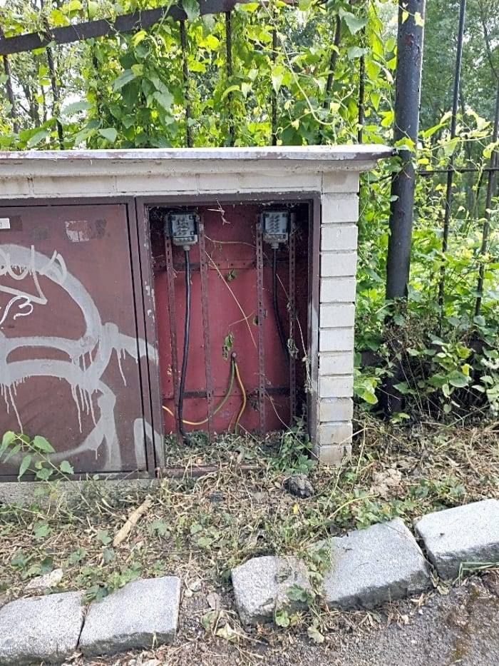 Dobrý den pane Novotný,
Nefunkční rozvaděč byl provizorně zakryt a dle počasí bude firmou Cetin odstraněn. 
Děkujeme za podmět. S pozdravem Marešová