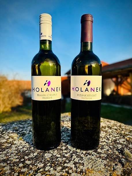 "Vinařství Holánek přijede v pátek 12.1.2024 s pojízdnou vinotékou. Tento týden přiveze polosladký Ryzlink rýnský za 150 Kč (běžně 200 Kč) a polosuchý Tramín červený jen za 140Kč (běžně 180Kč).
Vinotéka bude stát od 15:15 - 15:35 na náměstí bývalý obchod potravin."