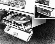 Pozornost si zaslouží i výbavové prvky mnohem starší. V roce 1956 například Chrysler přišel se systémem Highway Hi-Fi, zjednodušeně gramofonem zabudovaným v palubní desce. Ten umožnil přehrát až hodinu hudby z jedné strany vinylu. Připomeňme, že to bylo v době, kdy sice rádia auta už měla, přehrávače kazet nebo později CD ale byla hudbou daleké budoucnosti a toto byl jeden z prvních pokusů, jak si v autě přehrát vlastní hudbu. Volitelně si mohli tento prvek zvolit zájemci o některé modely značek Chrysler, Dodge, Plymouth, Imperial nebo DeSoto, cena byla ale astronomická. A pak tu byla druhá překážka - systém Highway Hi-Fi uměl přehrát jen desky vyrobené speciálně pro Chrysler, který měl dohodu s vydavatelstvím Columbia. To znamená, že nebyli dostupní všichni velcí interpreti té doby. Vysoká cena a omezený katalog tak logicky po několika letech celé řešení efektivně "zabily".