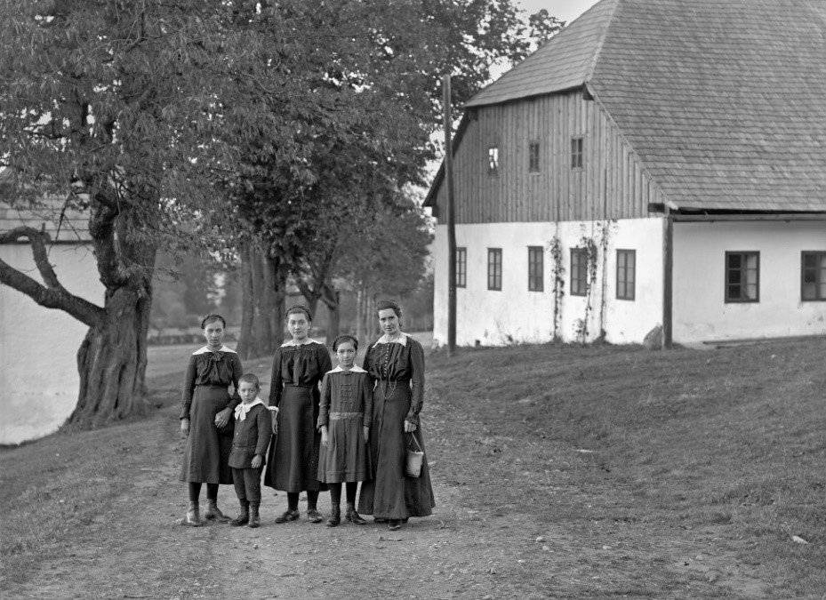 Knihovna městyse Malšice pořádá přednášku
ZTRACENÁ ŠUMAVA
Josef Pecka 
šumavský průvodce
22.5.2024 od 18.00 hodin Galerie Františka Peterky 
Josef Pecka (1960), šumavský rodák, který mládí prožil v Lenoře a po pobytu v Praze se v roce 1988 vrátil do kraje pod Javorníkem, pro nakladatelství Starý most připravil tři úspěšné publikace - Toulání Šumavou a Pošumavím, Toulání Šumavou a Pošumavím 2 a Toulání za šumavskými sklárnami. Při psaní využívá bohatých znalostí a zkušeností profesionálního průvodce Šumavou. Nejinak je tomu u knihy Toulání ztracenou Šumavou, ve které autor pátrá po stopách Šumavy, která už nenávratně zmizela. Hledá památky po zaniklých sídlech, statcích, domech, pilách, mlýnech či výměncích. Do tohoto hledání se můžete nyní zapojit i vy. Kniha obsahuje 22 kapitol, u 21 jsou navržené výlety, kde můžete hledat stopy po zaniklých osadách či stavbách. K trasám jako vždy autor namaloval schematické mapky, nechybí QR kódy s navigací a GPS souřadnicemi jednotlivých zaniklých lokalit. Součástí publikaje bohatá obrazová část - unikátní historické snímky i záběry na současné stopy ztracené Šumavy.