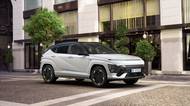 40 žádostí od dotaci přišlo na některý z modelů Hyundai, který aktuálně nabízí výrazné slevy na skladové vozy (podobně jako další značky). Kona Electric pak ceníkově startuje na 899 990 korunách.