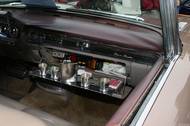 Ještě zajímavější prvek přinesl Cadillac pro Eldorado Brougham modelového roku 1957. Luxusní vůz totiž dostal v odkládací schránce před spolujezdcem zabudovaný minibar. Když zmíníme, že v nabídce se tento prvek dlouho neudržel, asi to překvapí jen málokoho.