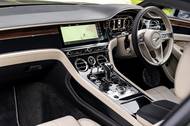Není to ale vždy jen výsada čínských aut. Otočný displej má i takové Bentley Continental GT. Buď je na středovém panelu dotyková obrazovka,...