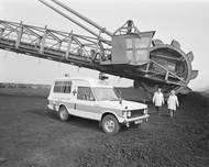 Ano, i Range Rovery se za socialismu v Československu vyskytovaly. Tento konkrétní ve státním podniku Doly Nástup v Tušimicích. Občas bylo potřeba dostat se autem do ne zrovna lehkého terénu hnědouhelného lomu. Britský off-road to zvládl. Celkem prý v Československu sloužilo sedm sanitních Range Roverů, píše Marián Šuman-Hreblay v knize Sanitní vozidla.