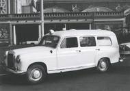 Někteří si byli za socialismu rovní, jiní rovnější. To platilo i pro převoz pacientů. Na konci 50. let si totiž smíchovské státní sanatorium SANOPZ určené politikům a představitelům komunistické strany koupilo sanitku na základech Mercedesu 180, samozřejmě s německým vnitřním zařízením firmy Binz.