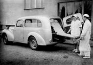 Technicky vycházelo auto z Popularu, o němž už byla řeč. Dozadu se vešla jen jedna nosítka a sedátko pro doprovod, prostoru navíc nebylo nazbyt. K tomu připočítejte i méně praktické otevírání zadních dveří. Vpředu na místě spolujezdce byla pro změnu rezerva a na ní provizorní sedák. Celkem jich vzniklo přes 4,5 tisíce.