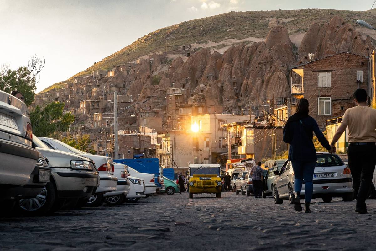 Stejně jako Kandovan, městečko vykopané v tufových homolích, které je o svátcích pravým opakem bazaru.