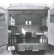 Ještě jedna válečná epizoda. Karosárna Sodomka mezi lety 1944 a 1945 postavila desítku vojenských sanitek na základech nákladní Škody 256 B. Takto to vypadalo uvnitř ve chvíli, kdy nebyla rozdělená provizorní lehátka. Těch se ale dozadu vešlo až šest.