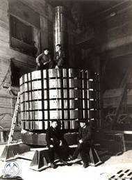 Obrovský rotor podzemní hydrocentrály na snímku z roku 1959.