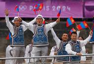 Podobně zdobný outfit zvolili v Paříži také sportovci Mongolska, kteří se inspirovali dávnými tradicemi asijské země. Také oni se vešli do top3 magazínu Time. Tou třetí zemí bylo Haiti.
