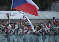 Kolekce oblečení českých sportovců byla během slavnostního zahájení olympiády v Paříži středem pozornosti.