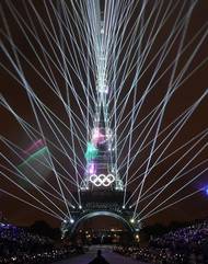 Eiffelovu věž ozářily místo ohňostroje barevné lasery.