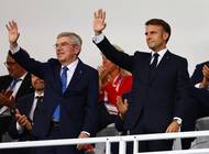 Francouzský prezident Emmanuel Macron (vpravo vedle prezidenta MOV Thomase Bacha). pronesl protokolem předepsanou větu, čímž oficiálně zahájil XXXIII. letní olympijské hry v Paříži.