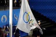 Nechyběly ani formální části předepsané historickými pravidly. Nad Paříží tak zavlála olympijská vlajka.
