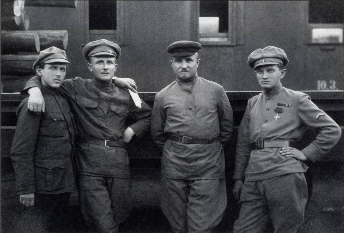 František Polák (vlevo) se spolubojovníky v Československých legiích v Rusku. Zcela vpravo Rudolf Medek.