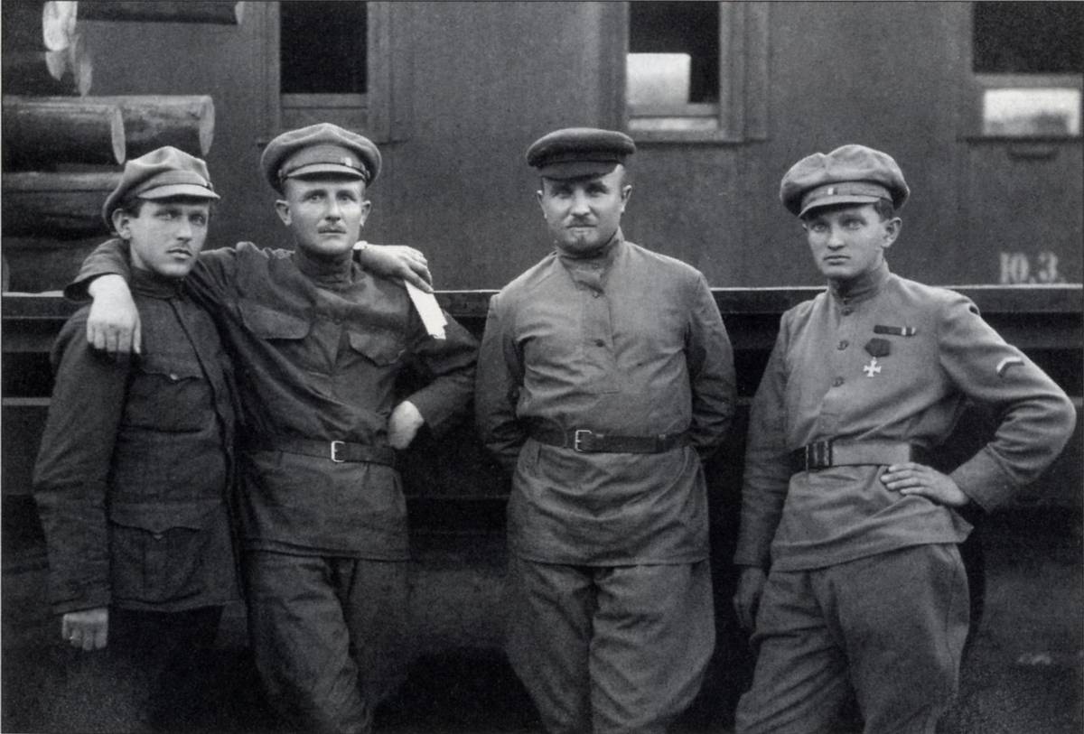 František Polák (vlevo) se spolubojovníky v Československých legiích v Rusku. Zcela vpravo Rudolf Medek.