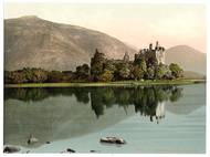 Malebná zřícenina hradu Kilchurn Castle u jezera Loch Awe.