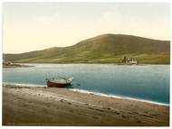 Zřícenina hradu Doon na jezeře Loch Doon. Hrad už na tomto místě nestojí, kvůli stavbě přehrady v roce 1930 byl rozebrán a přesunut výše, uvádí Wikipedie.