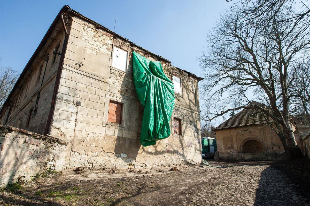 Squatteři měli mezi lety 2012 až 2015 uzavřenou smlouvu s majitelem usedlosti Oldřichem Vaníčkem, který je právník a prezident Ústředního automotoklubu (ÚAMK).