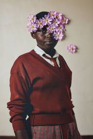 Lee-Ann Olwageová (Jihoafrická republika): Portrét Purity Ntetie Loporesové ze série Právo hrát si. Finalistka v kategorii Kreativní fotografie. Ukázka ze série snímků.