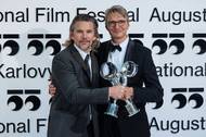 Ještě naposledy držitelé cen Ethan Hawke a Jan Svěrák.