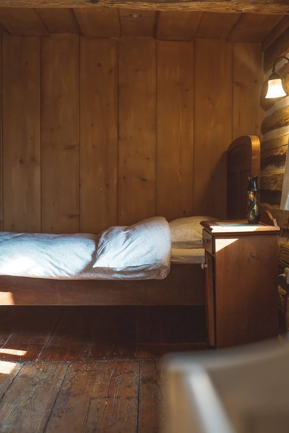 V patře je spaní pro čtyři a nábytek v něm připomíná staré časy. Občas tu zavrže podlaha nebo postel, což ke sto let starému domu už tak nějak patří.