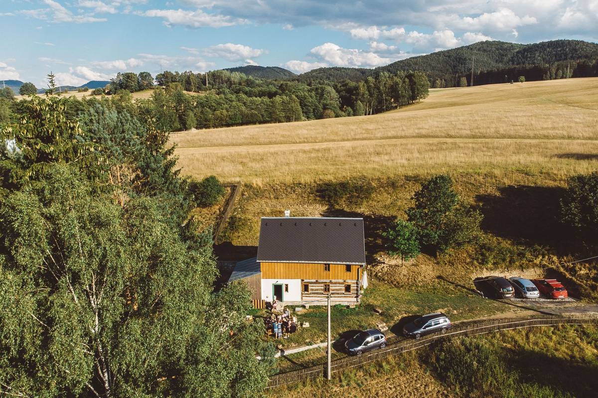 Vejminek 1843, jak dům pojmenovali jeho majitelé, dnes slouží jako víkendová chalupa a ubytování. Stojí v malebné krajině obce Dolní Chřibská poblíž Národního parku České Švýcarsko. Obklopují ho pole, prašná cesta a svažitá zahrada.