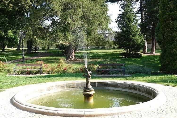 Koncert Noe-Kohl / 7 velkých gongů 
Ve čtvrtek 24. 8. od 18:00, zvuková lázeň. Zahrada kláštera Broumov. Pořádá: Petr Kohl. Více ZDE
Degustace vín v benediktinských sklepích
Ve čtvrtek 24. 8. od 18:00 do 21:00, degustace vín. Benediktinské sklepy/Klášter Broumov. Pořádá: Benediktinské sklepy. Více ZDE
Klášterem od sklepa po půdu
V pátek 25. 8. v 10:00 a ve 14:00, mimořádné prohlídky. Klášter Broumov. Pořádá: Klášter Broumov. Více ZDE
Dětská prohlídka broumovského kláštera
V pátek 25. 8. ve 14:00, dětská tvořivá prohlídka. Klášter Broumov. Pořádá: Maiwaldova akademie – Vzdělávací a kulturní centrum Broumov, o.p.s. Více ZDE
Norbi Kovacz
V pátek 25. 8. 2023 od 18:00 v kostele sv. Markéty, Šonov. Pořádá: Music & Theatre S. G. Pitaš, z. s. Více ZDE
Faunův labyrint – Letní kino Pod Korunou
V pátek 25. 8. 2023 od 21:00, Chata pod Korunou, Martínkovice. Pořádá: Chata pod Korunou. Více ZDE
Prázdninový workshop: Knihtiskařská dílna
V sobotu 26. 8. od 10:00, workshop pro děti i dospělé. Skriptorium/Klášter Broumov. Pořádá: Maiwaldova akademie – Vzdělávací a kulturní centrum Broumov, o.p.s. Více ZDE
Interaktivní prohlídky skriptoria s knihovnou 
V sobotu 26. 8. od 13:00, Skriptorium/Klášter Broumov. Pořádá: Maiwaldova akademie – Vzdělávací a kulturní centrum Broumov, o.p.s. Více ZDE
Křinické dožínky
V sobotu 26. 8. 2023 od 13:00 na fotbalovém hřišti v Křinicích. Pořádá: Obec Křinice a její spolky. Více ZDE
O nejlepší zvěřinový guláš
V sobotu 26. 8. 2023 od 14:00 soutěž na hřišti TJ Sokol Hejtmánkovice. Pořádá: Honební společenstvo Hejtmánkovice – Jetřichov. Více ZDE
Kresba pro začátečníky a pokročilé
V sobotu 26. 8. od 14:00, výtvarný workshop. Dětská galerie Lapidárium/Klášter Broumov. Pořádá: Maiwaldova akademie – Vzdělávací a kulturní centrum Broumov, o.p.s. Více ZDE
Za poklady Broumovska: Barbara Maria Willi a Martin Hroch
V sobotu 26. 8. od 18:00, koncert, kostel sv. Prokopa/Bezděkov nad Metují. Pořádá: Za poklady Broumovska. Více ZDE
Noční prohlídky kláštera
V sobotu 26. 8. ve 20:30, mimořádné prohlídky. Klášter Broumov. Pořádá: Klášter Broumov. Více ZDE
Komentovaná prohlídka výstav Odraz Pavla Hoška a Klášterní zahrada 2023 Luďka Míška
V neděli 27. 8. v 15:00, Galerie Dům/Klášter Broumov. Pořádá: Vzdělávací a kulturní centrum Broumov, o.p.s. Více ZDE
Roman Dragoun
V neděli 24. 8. 2023 od 18:00 v kostele sv. Markéty v Šonově. Pořádá: Music & Theatre S. G. Pitaš, z. s. Více ZDE
Dětská prohlídka broumovského kláštera
V pondělí 28. 8. ve 14:00, dětská tvořivá prohlídka. Klášter Broumov. Pořádá: Maiwaldova akademie – Vzdělávací a kulturní centrum Broumov, o.p.s. Více ZDE
Ranní meditace
V úterý 29. 8. od 8:00 do 8:25, ranní meditace. Pořádá: WCCM a Vzdělávací a kulturní centrum Broumov, o.p.s. Více ZDE
Koncert ArtCafé: Rach / open air
Ve středu 30. 8. od 19:00, zahrada Kláštera Broumov. Pořádá: Vzdělávací a kulturní centrum Broumov, o.p.s. Více ZDE
Noční prohlídky kláštera
Ve středu 30. 8. ve 20:30, mimořádné prohlídky. Klášter Broumov. Pořádá: Klášter Broumov. Více ZDE
Hledá se princezna – Letní kino Pod Korunou
V pátek 30. 8. 2023 od 21:00, Chata pod Korunou, Martínkovice. Pořádá: Chata pod Korunou. Více ZDE
Výstava Pavel Hošek / Odraz
Termín výstavy: 2. 7. až 27. 8. 2023, Galerie Dům/Klášter Broumov. Otevírací doba: denně 10-17. Pořádá: Vzdělávací a kulturní centrum Broumov, o.p.s. Více ZDE
Výstava: Martin Skalický: Fixy, pastelky, voskovky a rezavý hřebík sebou
Termín výstavy: 16. 6. až 9. 9. 2023, Dětská galerie Lapidárium/Klášter Broumov. Otevírací doba galerie: út-ne / 12–17. Pořádá: Vzdělávací a kulturní centrum Broumov, o.p.s.  Více ZDE
Výstava: Klášterní zahrada 2023 / Luděk Míšek
Termín výstavy: 30. 4. až 31. 10. 2023, zahrada broumovského kláštera. Pořádá