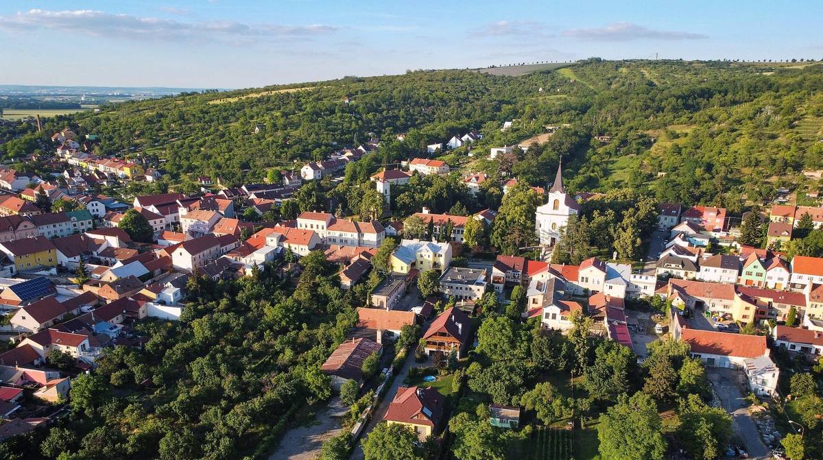 Dovolujeme si Vás pozvat na 8. zasedání Zastupitelstva města Židlochovice, které se bude konat ve středu 13. září 2023 v 18 hodin v sále Komunitního centra, Legionářská 950, Židlochovice.
Program jednání naleznete na internetových stránkách města v sekci Aktuality.
www.zidlochovice.cz